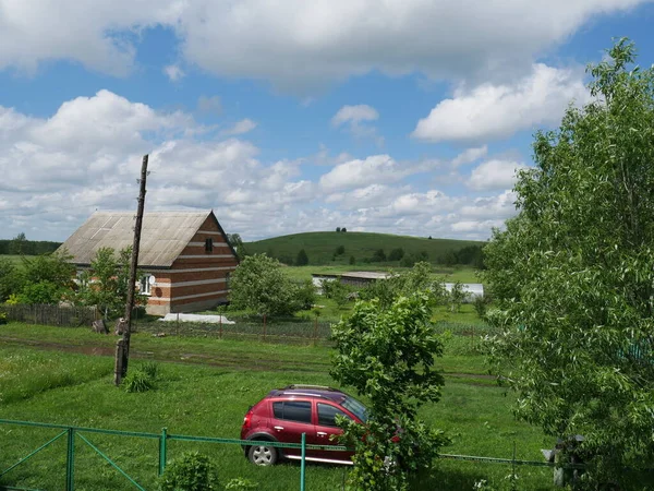 Сільський Пейзаж Будинком Літній Час Блакитне Небо Білі Хмари — стокове фото