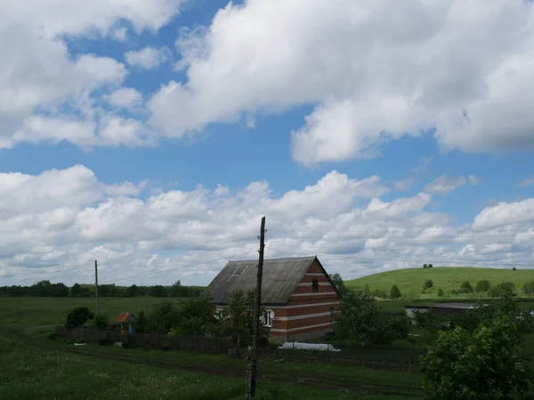 Αγροτικό Τοπίο Σπίτι Καλοκαίρι Μπλε Ουρανός Και Άσπρα Σύννεφα — Φωτογραφία Αρχείου