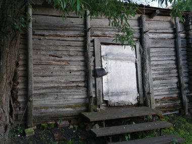 Eski ahşap ahır. 20. yüzyılın 70 yılı. Yaz