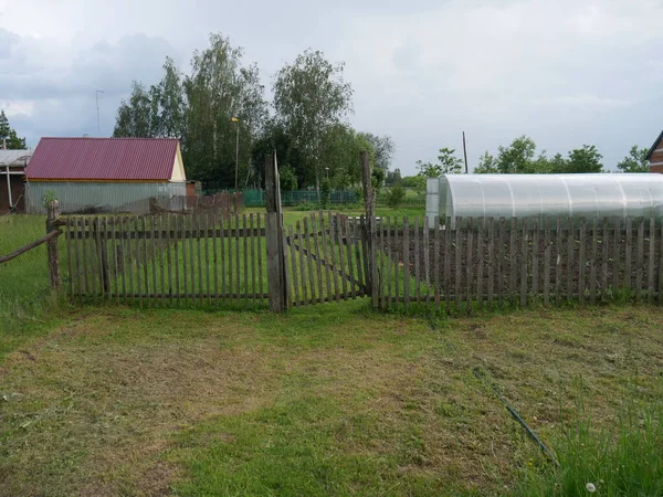 Paisaje Rural Valla Madera Mucha Hierba Verde Árboles Verano —  Fotos de Stock