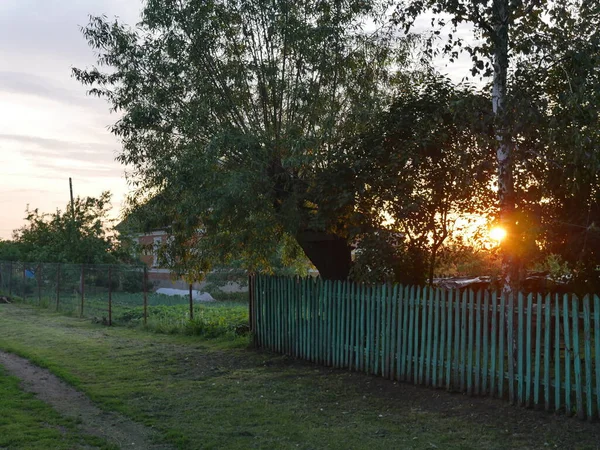 Pôr Sol Aldeia Verão Muita Relva Verde Uma Casa Campo — Fotografia de Stock