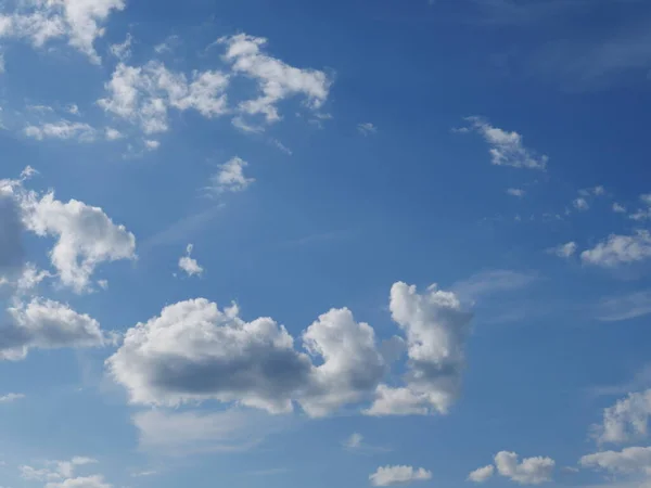 Μπλε Ουρανός Και Άσπρα Σύννεφα — Φωτογραφία Αρχείου