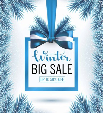 Kar mavisi Noel ağacı dalları çerçeveli ve fiyonklu Noel indirimi afişi. Büyük kış indirimi, terfi. 