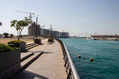 Bir kanal ve köprü resmi