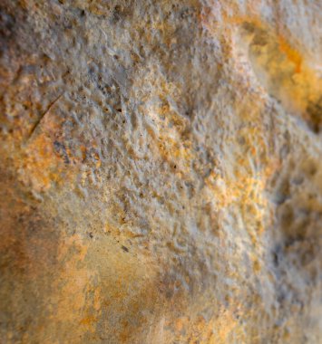 Taş duvarın yakın plan çekimi.