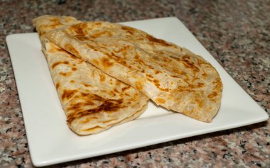 Taze pişmiş geleneksel Hint ekmeği.