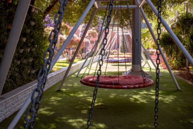 Parkta zincirli salıncaklar