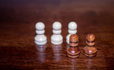 Tahta masadaki satranç taşlarını yakın çekim