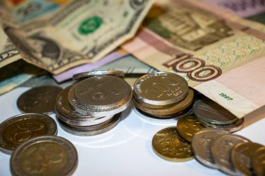 Farklı para birimlerinin notlarını ve sikkelerini yakından çek. Finans, iş, muhasebe ve zenginlik yönetimi sunumları için iyi