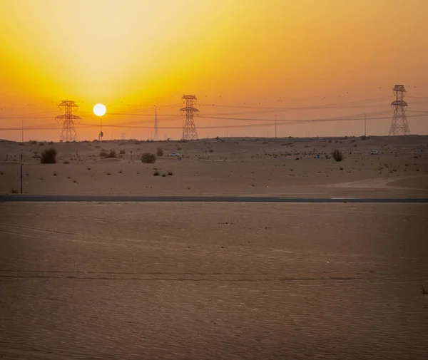 Estrada Deserto Durante Hora Pôr Sol Com Linha Alta Tensão — Fotografia de Stock