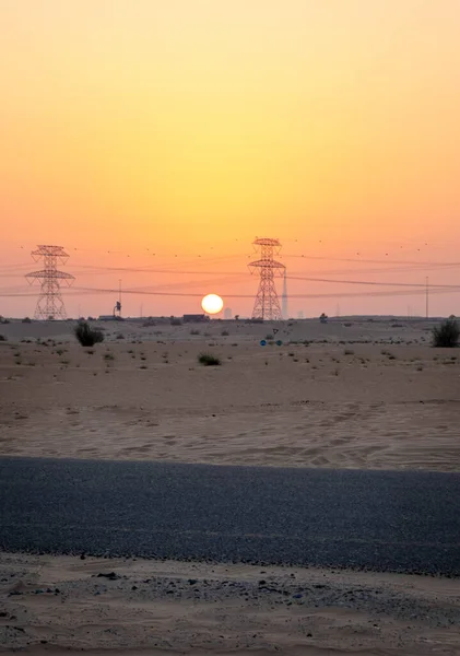 Strada Nel Deserto Durante Ora Del Tramonto Con Linea Elettrica — Foto Stock