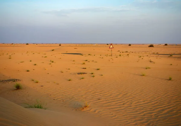 Verlassene Straßendecke Durch Sand Der Wüste — Stockfoto