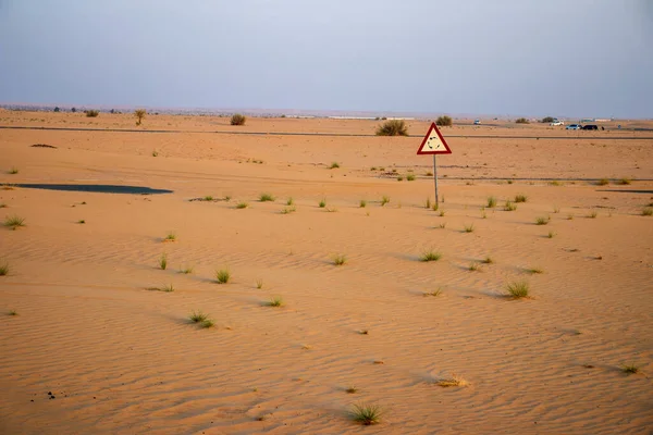 Carretera Abandonada Cubierta Arena Desierto — Foto de Stock