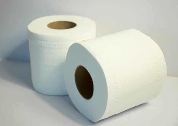 Крупный план двух рулонов туалетной бумаги на белом фоне
