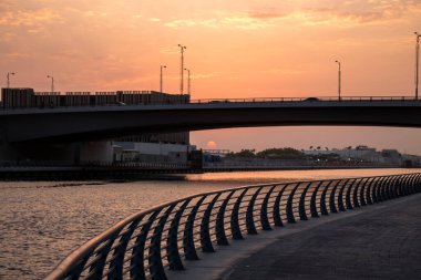 Su kanalında dramatik bir gün batımı.
