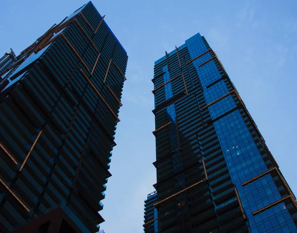 背景に青空を背景にしたモダンなオフィスビル — ストック写真