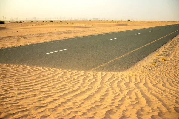 Strada Nel Deserto Ricoperta Sabbia — Foto Stock