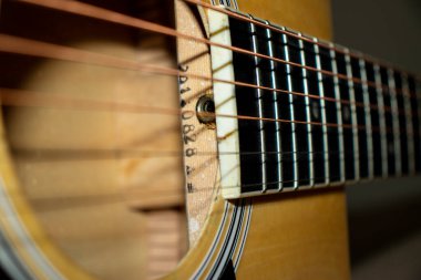 Akustik gitarın yakın plan çekimi. 