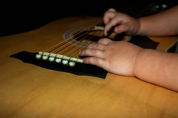 Dziecko Wyciąga Struny Gitary Akustycznej — Zdjęcie stockowe