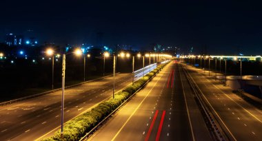 Trafik lambası izleri. Köprüden görüntüle