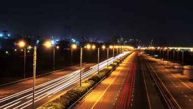 Trafik lambası izleri. Köprüden görüntüle
