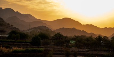 Dağda muhteşem bir gün batımı.