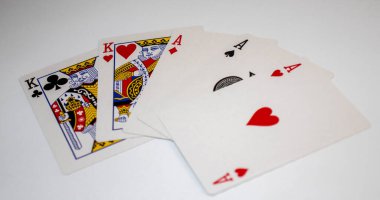 Kağıt oynuyorum. Full house 'un birleşimi. Aslarla dolu papazlar.