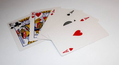 Kağıt oynuyorum. Full house 'un birleşimi. Aslarla dolu papazlar.