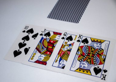 Kağıt oynuyorum. Kraliyet flaşı kombinasyonu.