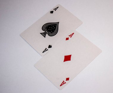 Kağıt oynuyorum. Maça ve karo asları.