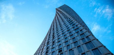 Dubai Marina bölgesindeki Cayan kulesi. Akşam vakti.