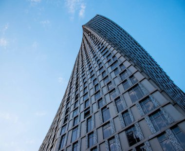 Dubai Marina bölgesindeki Cayan kulesi. Akşam vakti.