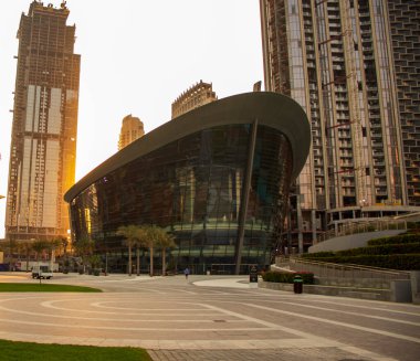 Dubai şehir merkezindeki bir Dubai operasının görüntüsü. Açık havada.