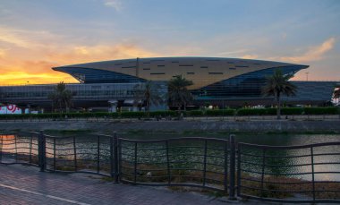 Gün batımında Emirates metro istasyonunda. Altın saat