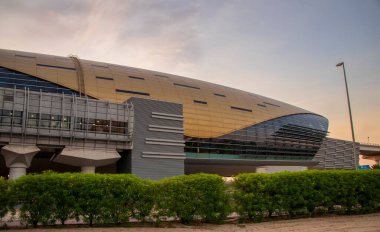 Gün batımında Emirates metro istasyonunda. Altın saat