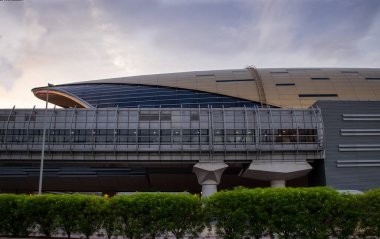 Gün batımında Emirates metro istasyonunda. Altın saat