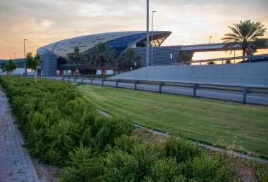 Gün batımında Emirates metro istasyonunda. Altın saat