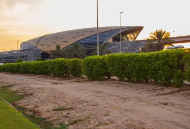 Gün batımında Emirates metro istasyonunda. Altın saat