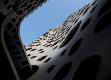 O14 kulesinde çekilmiş, Dubai 'nin Business Bay bölgesinde peynir kulesi olarak da bilinir. Gün Saati