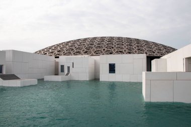 Louvre Abu Dabi Müzesi 'nin kısmi manzarası. Birleşik Arap Emirlikleri. Gündüz vakti açık hava çekimi