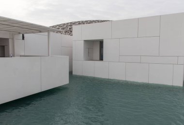 Louvre Abu Dabi Müzesi 'nin kısmi manzarası. Birleşik Arap Emirlikleri. Gündüz vakti açık hava çekimi