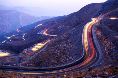 Akşam Jebael Jais 'in Ras Al Khaimah Emirlik Dağı' ndan görüntü. Birleşik Arap Emirlikleri, Açık Hava. Arabadan hafif izler.