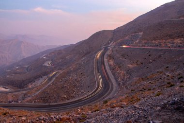 Akşam Jebael Jais 'in Ras Al Khaimah Emirlik Dağı' ndan görüntü. Birleşik Arap Emirlikleri, Açık Hava. Arabadan hafif izler.