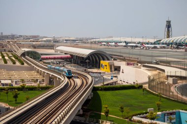 Dubai Uluslararası Havalimanı, terminal 3. Terminal 3 metro istasyonu. Havaalanı yolu. BAE. Açık hava.