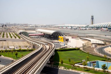 Dubai Uluslararası Havalimanı, terminal 3. Terminal 3 metro istasyonu. Havaalanı yolu. BAE. Açık hava.
