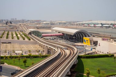 Dubai Uluslararası Havalimanı, terminal 3. Terminal 3 metro istasyonu. Havaalanı yolu. BAE. Açık hava.