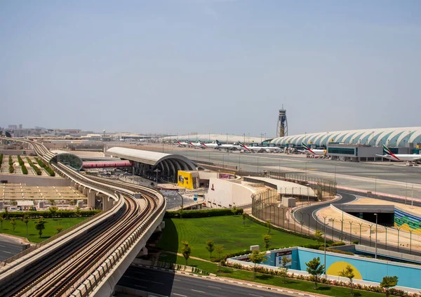 Dubai Uluslararası Havalimanı, terminal 3. Terminal 3 metro istasyonu. Havaalanı yolu. BAE. Açık hava.