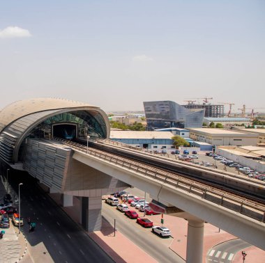 Emirates Havayolları, Dubai, BAE 'deki metro istasyonunu yönetiyor. Gün ortası çekimi.