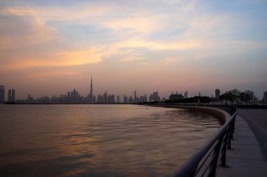 Dubai 'nin güzel bir şehrinin ufuk çizgisi üzerinde gün batımı. BAE. Açık havada.