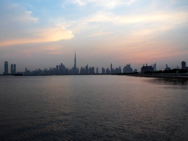 Dubai 'nin güzel bir şehrinin ufuk çizgisi üzerinde gün batımı. BAE. Açık havada.